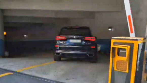 ‘음주운전 뺑소니’ 혐의를 받는 가수 김호중이 탑승한 차량이 21일 오후 서울 강남경찰서 지하주차장으로 들어서고 있다. 2024.5.21  연합뉴스TV 제공