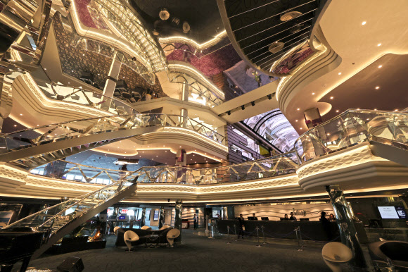 21일 제주 서귀포시 강정크루즈항에 정박한 MSC크루즈의 MSC벨리시마(17만1천598t)호가 도내 언론인 등을 대상으로 선내 공개행사를 열었다. 사진은 선내 메인 로비의 모습. 2024.5.21  연합뉴스