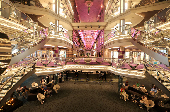 21일 제주 서귀포시 강정크루즈항에 정박한 MSC크루즈의 MSC벨리시마(17만1천598t)호가 도내 언론인 등을 대상으로 선내 공개행사를 열었다. 사진은 선내 메인 로비의 모습. 2024.5.21  연합뉴스