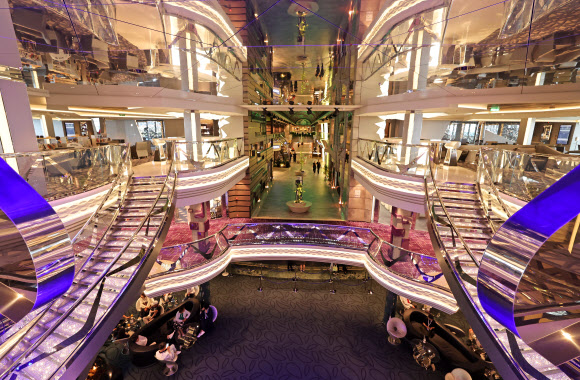 21일 제주 서귀포시 강정크루즈항에 정박한 MSC크루즈의 MSC벨리시마(17만1천598t)호가 도내 언론인 등을 대상으로 선내 공개행사를 열었다. 사진은 선내 메인 로비의 모습. 2024.5.21  연합뉴스