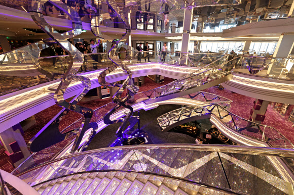 21일 제주 서귀포시 강정크루즈항에 정박한 MSC크루즈의 MSC벨리시마(17만1천598t)호가 도내 언론인 등을 대상으로 선내 공개행사를 열었다. 사진은 선내 메인 로비의 모습. 2024.5.21  연합뉴스