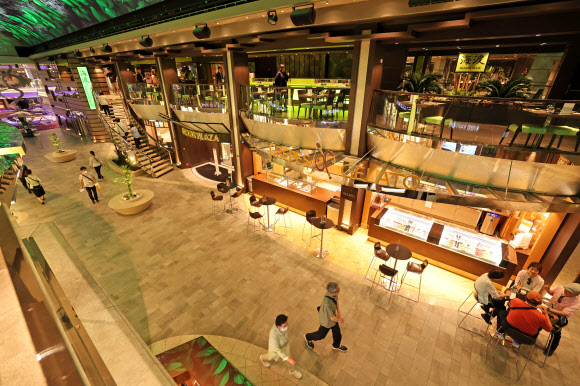 21일 제주 서귀포시 강정크루즈항에 정박한 MSC크루즈의 MSC벨리시마(17만1천598t)호가 도내 언론인 등을 대상으로 선내 공개행사를 열었다. 사진은 선내 상점가의 모습. 2024.5.21  연합뉴스