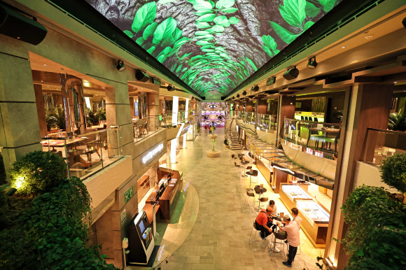 21일 제주 서귀포시 강정크루즈항에 정박한 MSC크루즈의 MSC벨리시마(17만1천598t)호가 도내 언론인 등을 대상으로 선내 공개행사를 열었다. 사진은 선내 상점가의 모습. 2024.5.21  연합뉴스