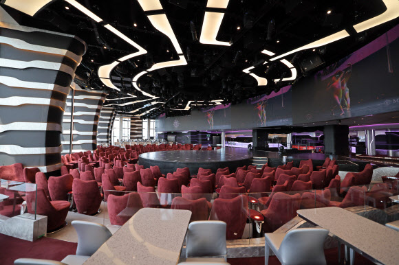 21일 제주 서귀포시 강정크루즈항에 정박한 MSC크루즈의 MSC벨리시마(17만1천598t)호가 도내 언론인 등을 대상으로 선내 공개행사를 열었다. 사진은 선내 공연장의 모습. 2024.5.21  연합뉴스