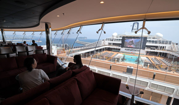 21일 제주 서귀포시 강정크루즈항에 정박한 MSC크루즈의 MSC벨리시마(17만1천598t)호가 도내 언론인 등을 대상으로 선내 공개행사를 열었다. 사진은 선내 스카이 라운지의 모습. 2024.5.21  연합뉴스