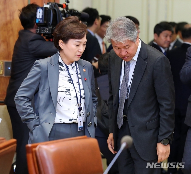 2018년 당시 김현미(왼쪽) 국토부 장관과 김수현 정책실장이 대화를 나누고 있다.