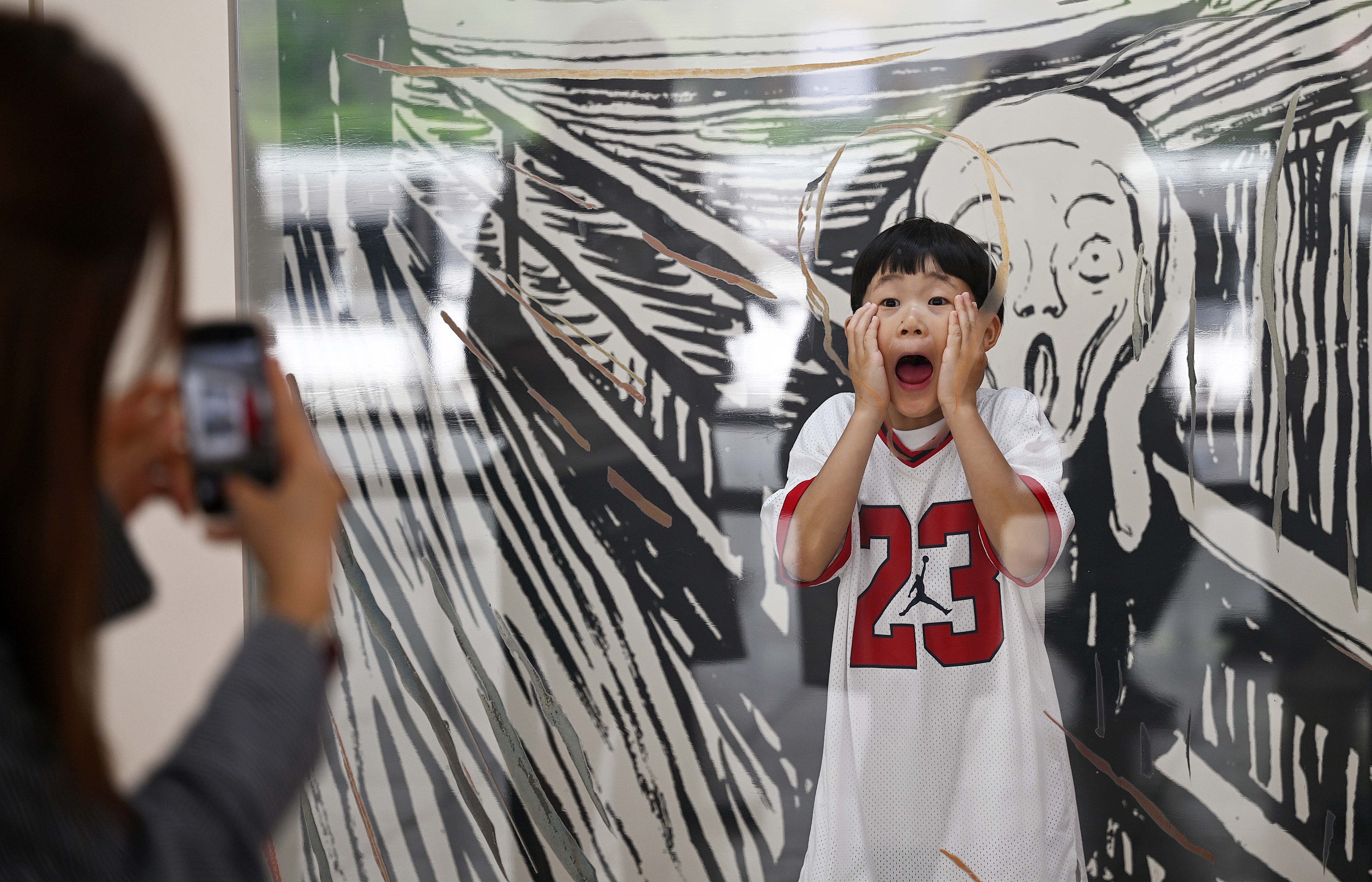 전시장 입구 앞에 마련된 ‘절규 포토존’에서 한 어린이가 익살스러운 표정으로 사진을 찍고 있다. 오장환 기자