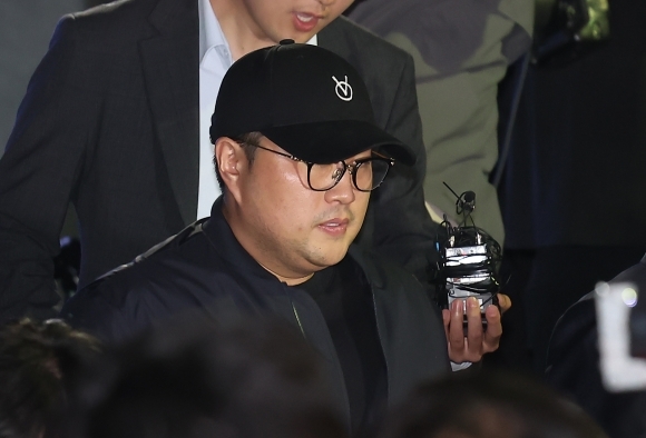 ‘음주 뺑소니’ 혐의를 받는 트로트 가수 김호중이 21일 오후 서울 강남경찰서에서 조사를 마친 뒤 차량으로 이동하고 있다. 2024.5.21 공동취재