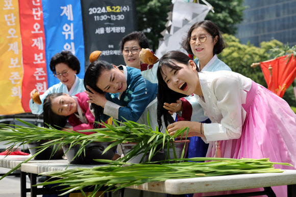 22일 서울 중구 청계광장에서 전국단오제연합 주최로 열린 ‘단오, 단 하나가 되다’ 행사에서 참가자들이 창포머리감기 시연을 보이고 있다. 2024.5.22  연합뉴스