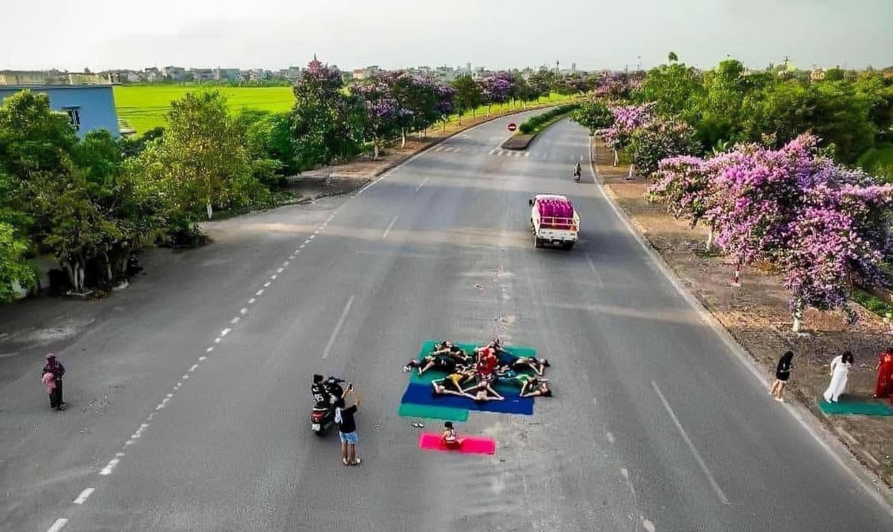 지난 17일(현지시간) 베트남 북부 타이빈성에서 여성 14명이 차도 한복판에서 요가를 하는 모습. 이들은 당국에 적발돼 과태료 부과 처분을 받았다. 2024.5.22 페이스북 페이지 ‘내 고향은 타이빈’