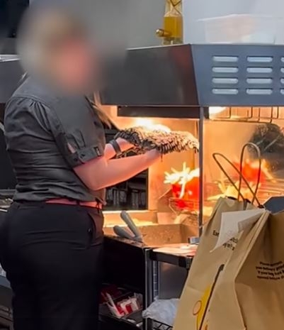 호주의 한 맥도날드 직원이 감자튀김 제조기에서 걸레를 말리고 있다. 페이스북 캡처