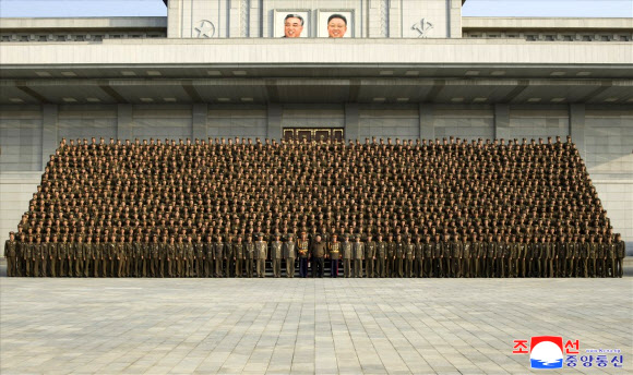 김정은 북한 국무위원장이 지난 22일 노동당 중앙간부학교 건설에 참여한 군인·설계인력, 준공식 기념 공연을 한 예술인들과 기념사진을 찍었다고 조선중앙통신이 23일 보도했다. 2024.5.23 조선중앙통신 홈페이지