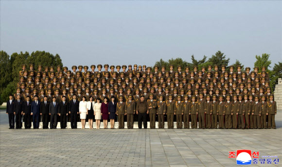 김정은 북한 국무위원장이 지난 22일 노동당 중앙간부학교 건설에 참여한 군인·설계인력, 준공식 기념 공연을 한 예술인들과 기념사진을 찍었다고 조선중앙통신이 23일 보도했다. 2024.5.23 조선중앙통신 홈페이지 