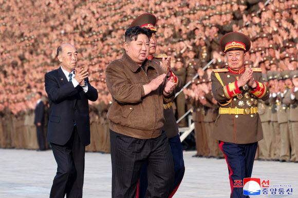 김정은 북한 국무위원장이 지난 22일 노동당 중앙간부학교 건설에 참여한 군인·설계자들과 기념 공연을 한 예술인들과 기념사진을 찍었다고 조선중앙통신이 23일 보도했다. 2024.5.23  조선중앙통신 홈페이지 