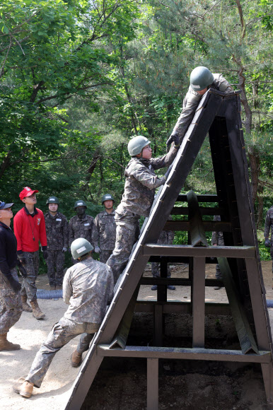 ‘전우애로 밀고 당기며’