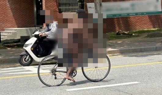 지난 22일 한 대학 캠퍼스에서 나체로 자전거를 타고 있는 외국인 유학생 모습. 온라인 커뮤니티 캡쳐.