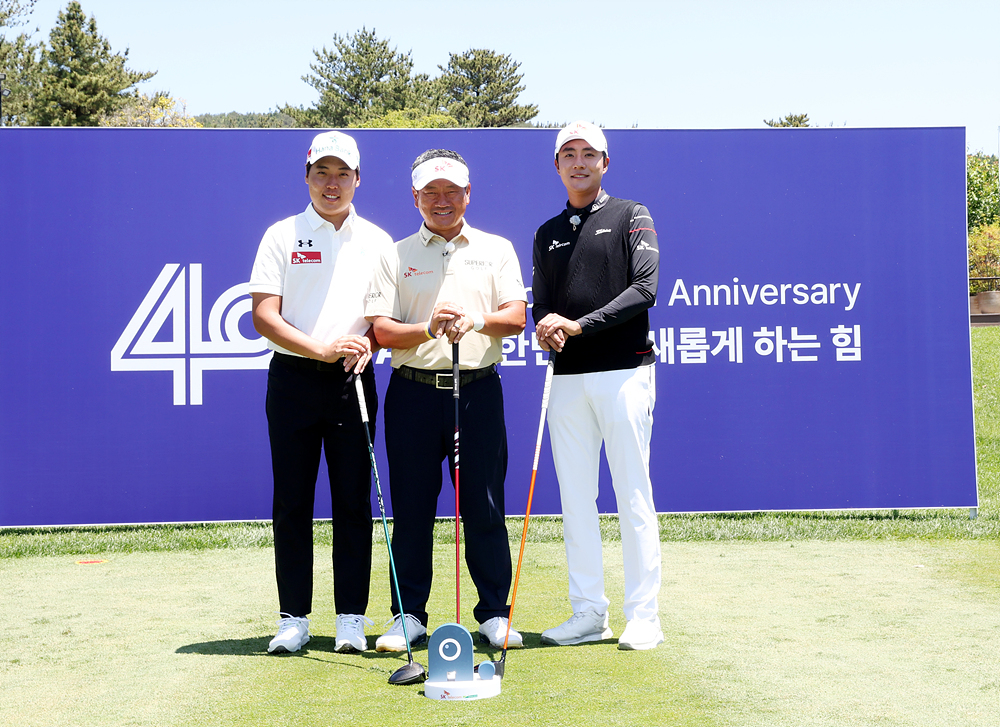 최경주(가운데) 프로와 이승민(왼쪽), 김한별 프로가 지난 15일 열린 ‘SKT 채리티 오픈’에서 함께 기념사진을 쵤영하고 있다. SK텔레콤 제공