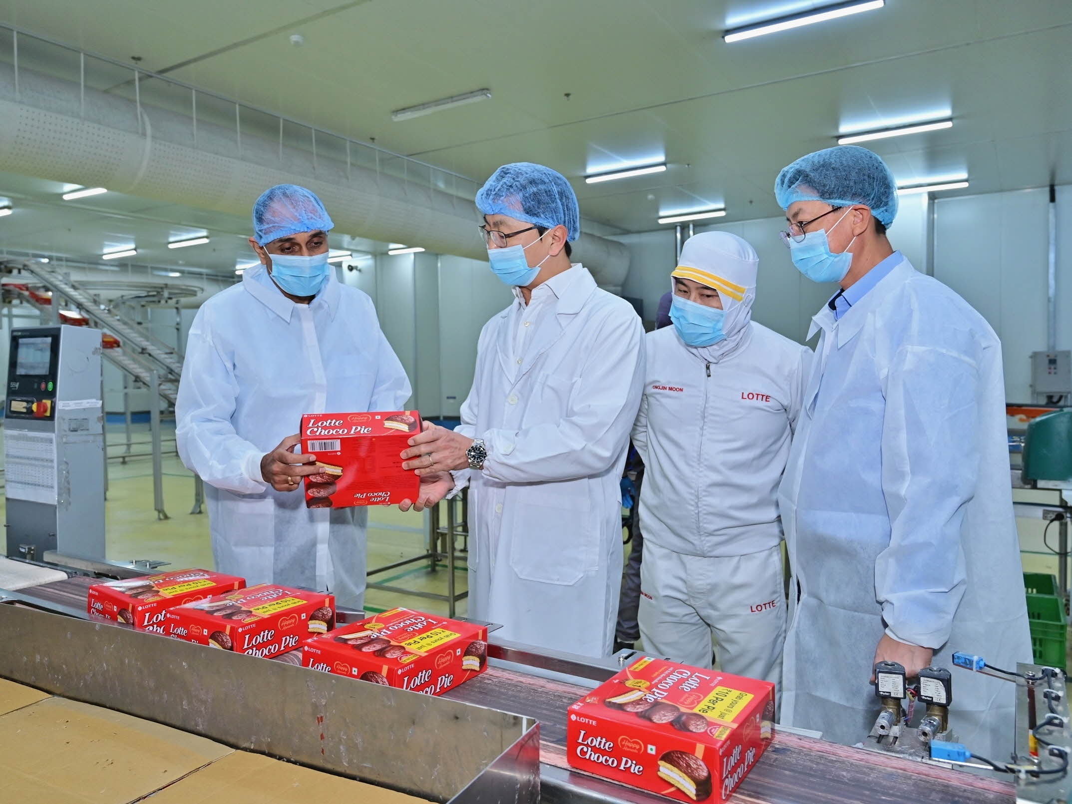 ‘롯데 인디아’ 하리아나 공장 내 롯데 초코파이 생산라인에서 이창엽(왼쪽 두 번째) 롯데웰푸드 대표이사가 생산된 제품을 살펴보고 있다. 롯데웰푸드 제공