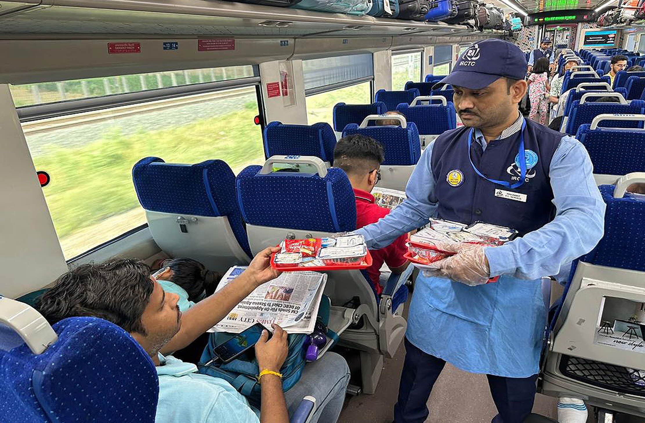 인도 현지 고속철도에서 직원이 승객들에게 ‘롯데 초코파이’를 나눠주고 있다. 롯데웰푸드 제공