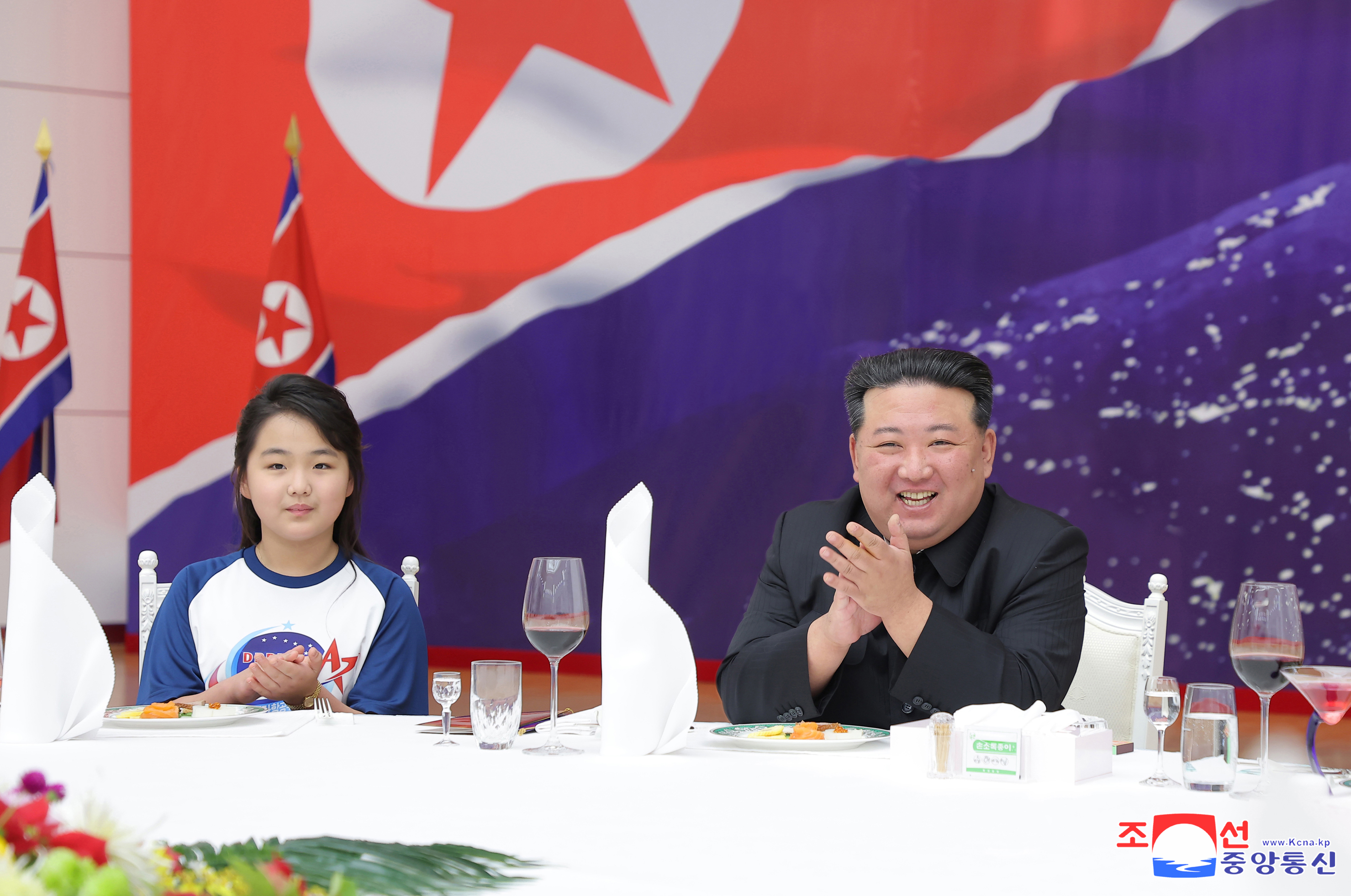 북한(인물)-국무위원장-김정은-딸 주애와 ‘’정찰위성 발사 성공 공헌‘’ 과학자들과 기