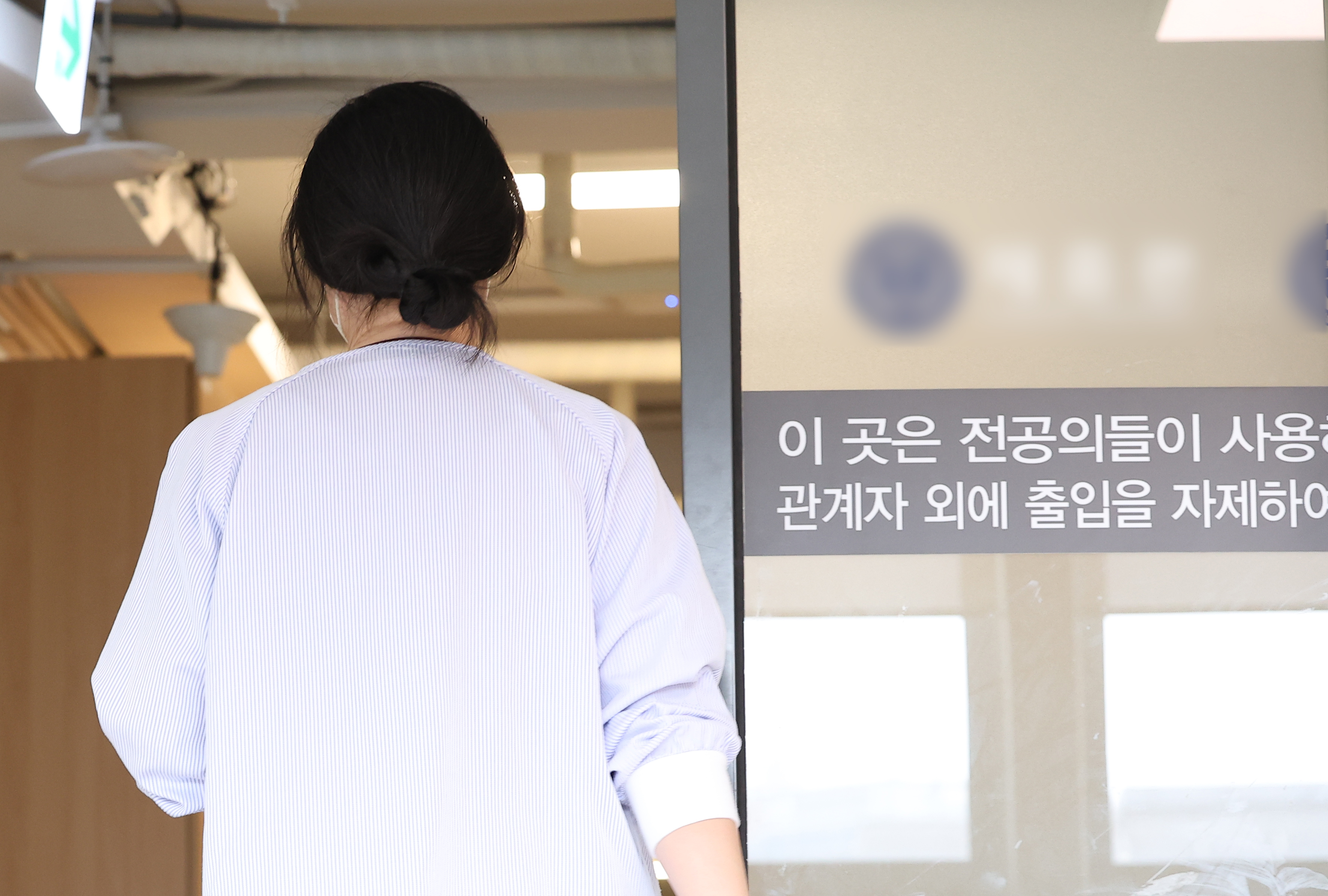 의정갈등이 이어지고 있는 24일 오전 서울 시내 한 대형병원 전공의 전용공간에 출입 자제를 알리는 안내문이 붙어 있다. 연합뉴스