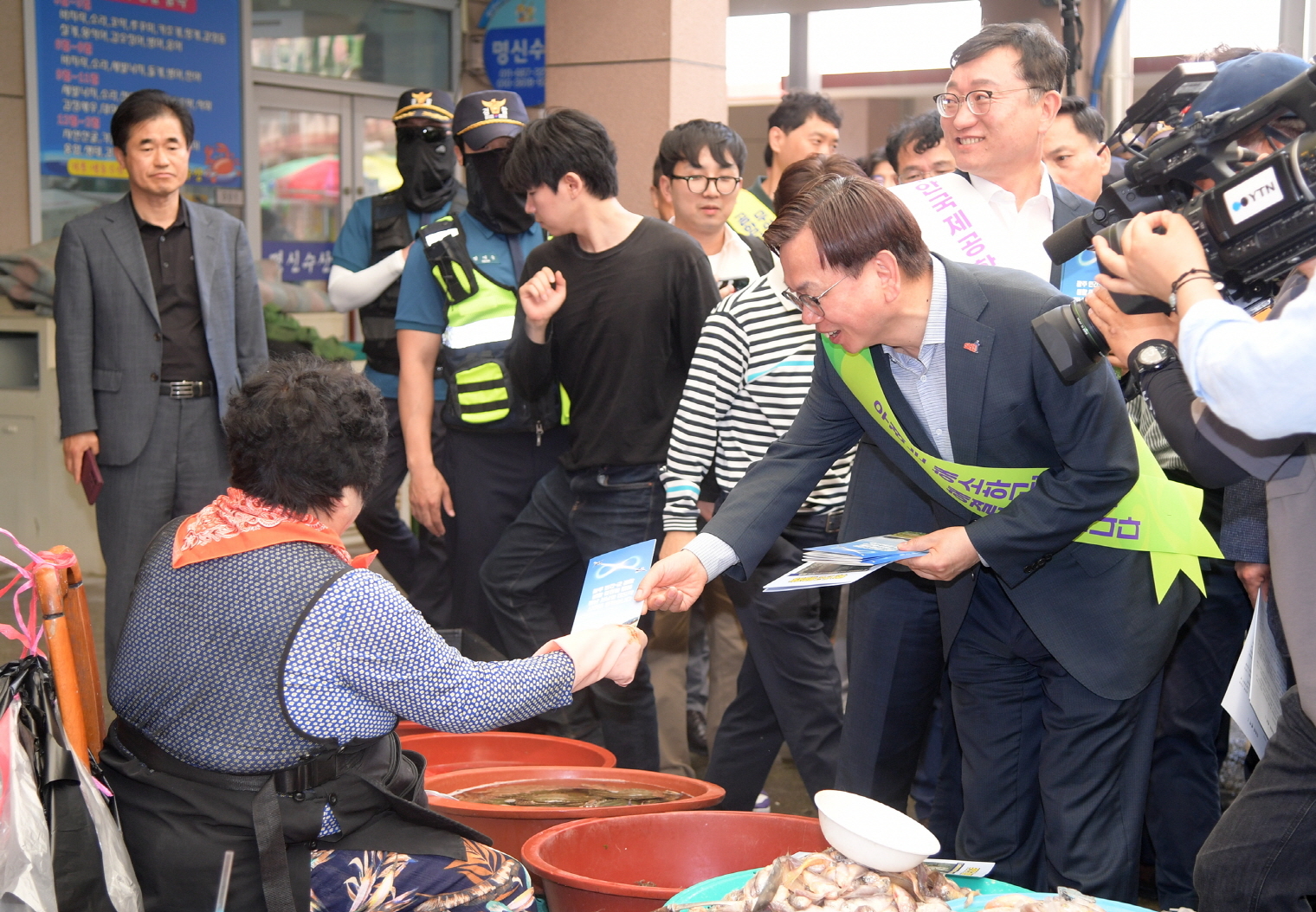 고광완 광주시 행정부시장이 24일 오후 무안전통시장을 찾아 ‘민·군 통합공항 무안 이전’ 홍보 캠페인을 하고 있다. 광주광역시 제공