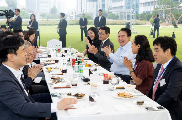 윤석열 대통령이 24일 서울 용산 대통령실 청사 잔디마당에서 열린 ‘대통령의 저녁 초대’ 출입기자단 초청 만찬 간담회에서 참석자들과 대화하고 있다. 2024.5.24  대통령실 제공
