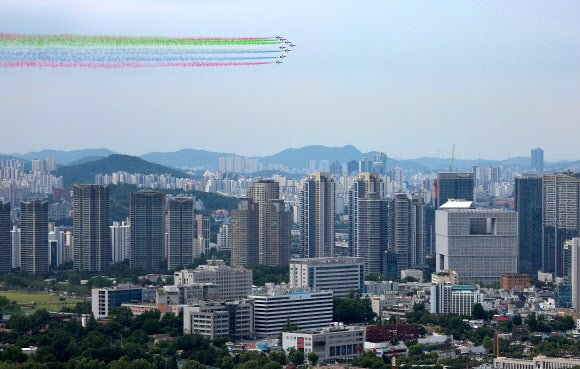 공군 특수비행팀 블랙이글스가 25일 오전 서울 용산구 상공에서 연습 비행하고 있다. 이번 연습 비행은 아랍에미리트(UAE) 대통령 국빈 방문 공식 환영식 지원을 위해 진행됐다. 2024.5.25  연합뉴스