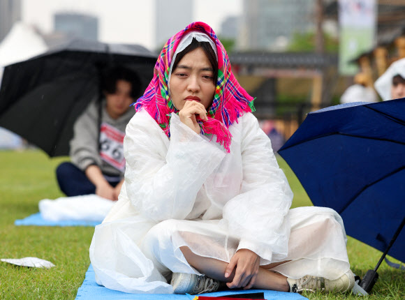 26일 오후 서울 종로구 광화문광장에서 열린 2024 국제 멍때리기 대회에서 한 외국인 참가자가 멍하니 앉아있다. 2024.5.26 연합뉴스