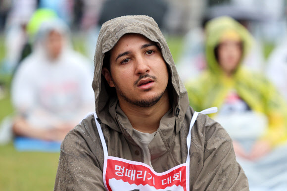 26일 오후 서울 종로구 광화문광장에서 열린 2024 국제 멍때리기 대회에서 한 외국인 참가자가 멍하니 앉아있다. 2024.5.26 연합뉴스