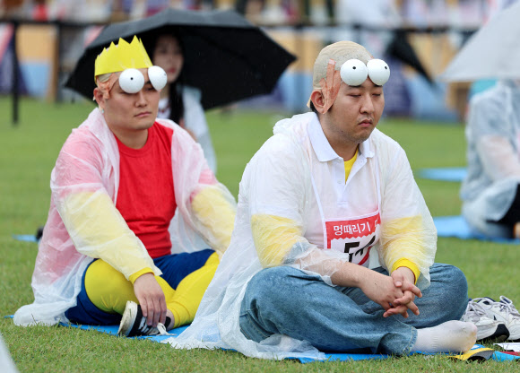 26일 오후 서울 종로구 광화문광장에서 열린 2024 국제 멍때리기 대회에서 심슨가족 분장을 한 참가자들이 멍을 때리고 있다. 2024.5.26 연합뉴스