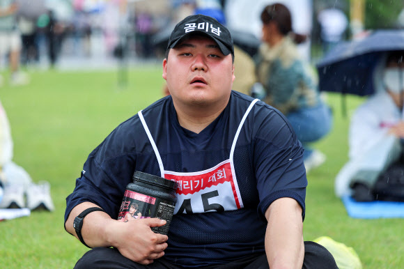 26일 오후 서울 종로구 광화문광장에서 열린 2024 국제 멍때리기 대회에서 한 참가자가 멍을 때리고 있다. 2024.5.26 연합뉴스