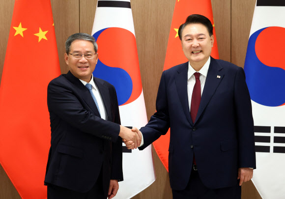윤석열 대통령과 리창 중국 국무원 총리가 26일 서울 용산 대통령실에서 열린 회담에서 악수하고 있다. 2024.5.26  대통령실통신사진기자단