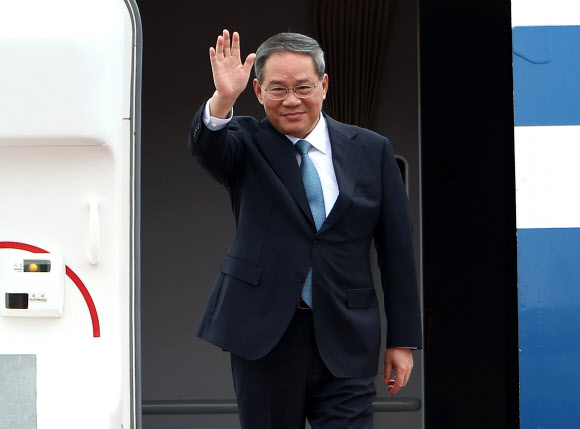 리창 중국 총리가 한중일 정상회의를 하루 앞둔 26일 경기도 성남 서울공항에 도착해 손을 흔들고 있다. 2024.5.26  연합뉴스
