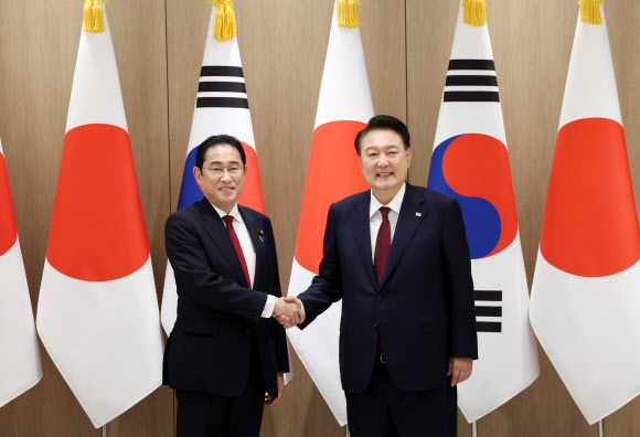 윤석열 대통령이 26일 서울 용산 대통령실에서 열린 한일 정상회담에서 기시다 후미오 일본 총리와 악수하고 있다. 2024.5.26  연합뉴스