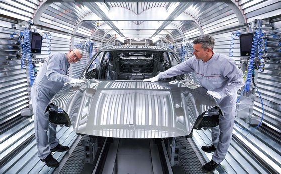 지난 6일 독일 라이프치히에 있는 포르쉐 자동차 공장에서 작업자가 차량을 조립하고 있다.  AFP 연합뉴스