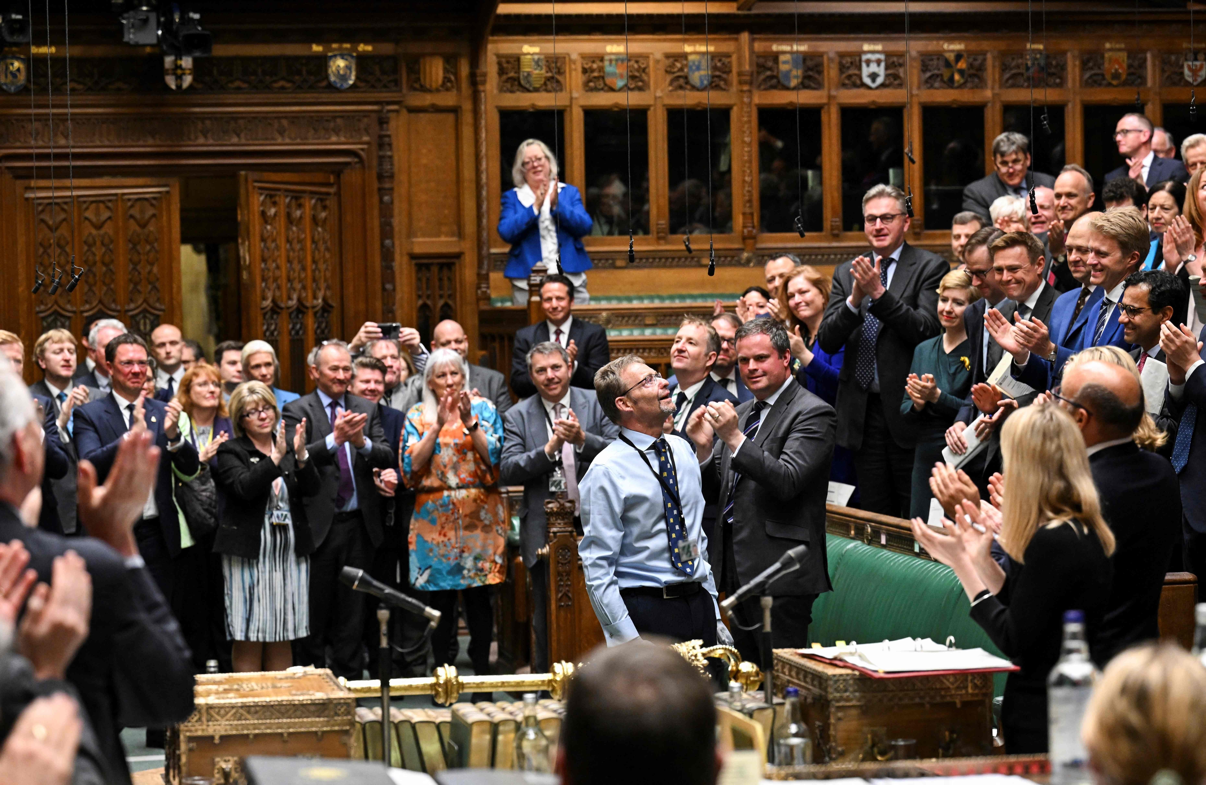 A크레이그 맥킨레이 영국 보수당 하원 의원에게 박수치는 동료 의원들. AFP 연합뉴스
