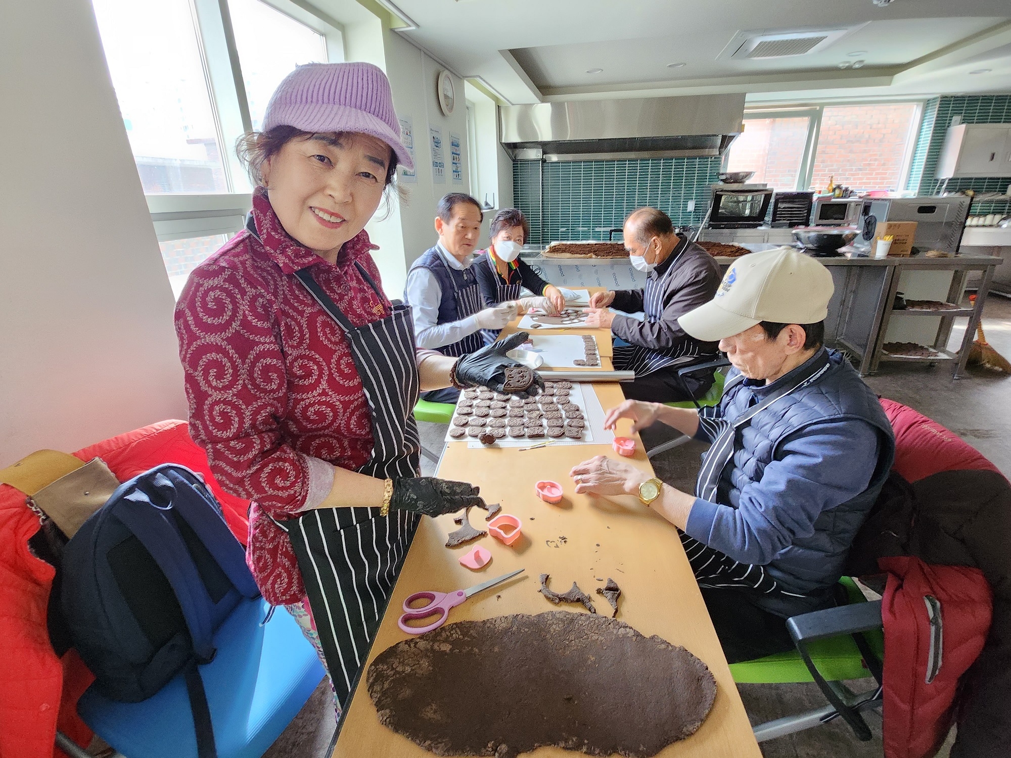 서울 중랑구 어르신들이 커피 찌꺼리를 활용해 탈취제 만드는 작업을 하고 있다. 중랑구 제공