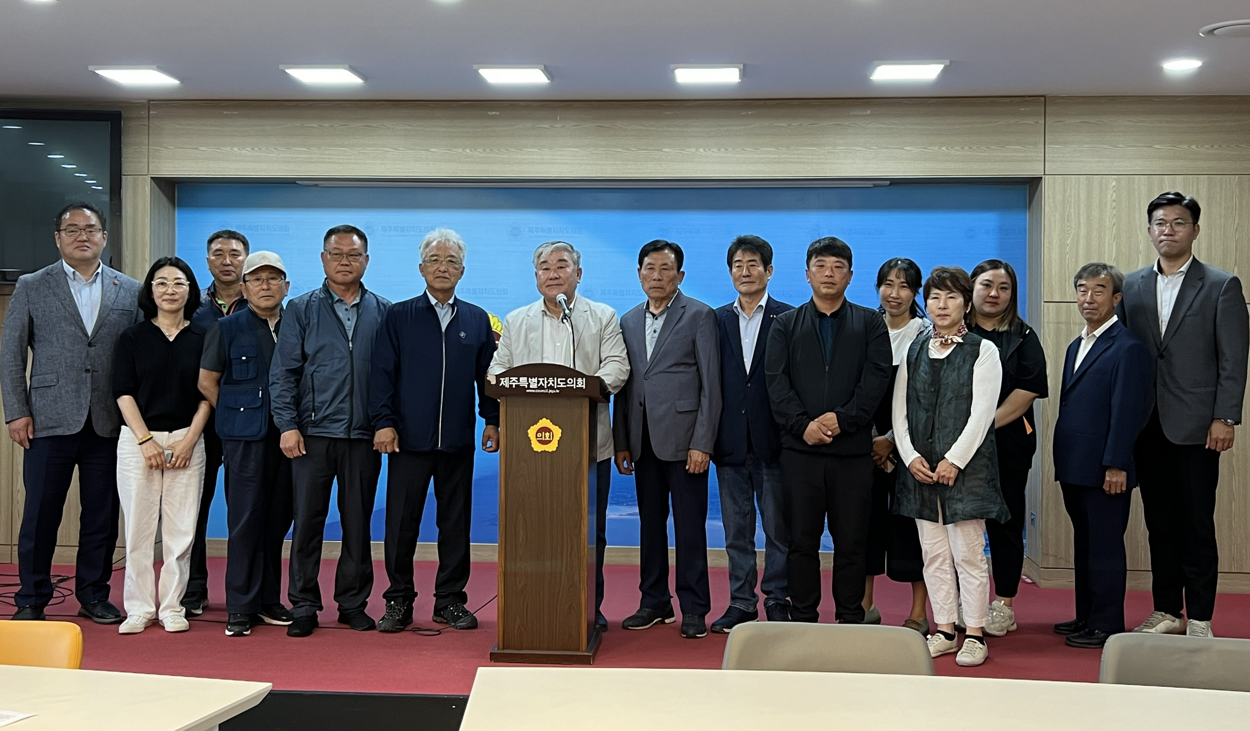 애월읍 주민들이 27일 오후 제주도의회 도민카페에서 정월대보름 들불축제 지원에 관한 조례안을 주민발의 조례로 도의회에 제출한 뒤 기자회견을 하고 있다. 제주도의회 제공