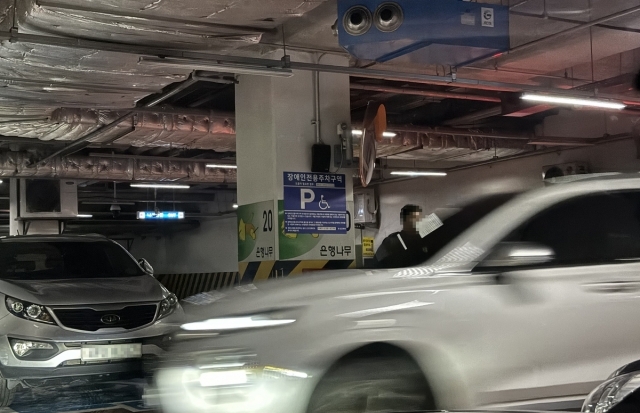 주차장으로 진입하지 못하고 우회하는 차량. 연합뉴스