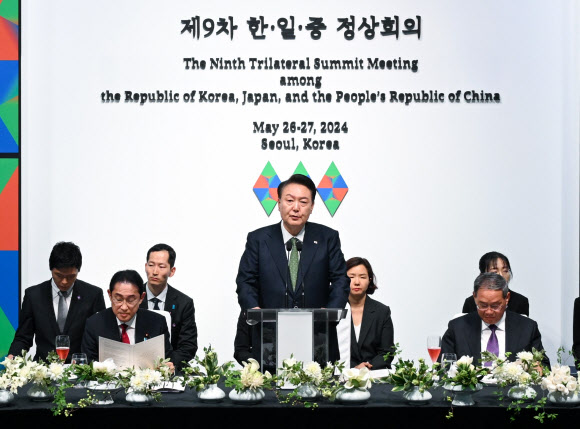 윤석열 대통령이 26일 서울 종로구 국립현대미술관 서울관에서 열린 제9차 한일중 정상회의 환영만찬에서 만찬사를 하고 있다.  2024.5.26   대통령실 제공