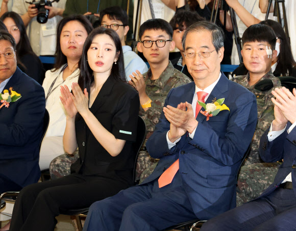 한덕수 국무총리가 27일 서울 강남구 코엑스에서 열린 KB 굿잡 우수기업 취업박람회 개막식에서 김연아 선수 등 참석자들과 박수치고 있다. 2024.5.27  연합뉴스