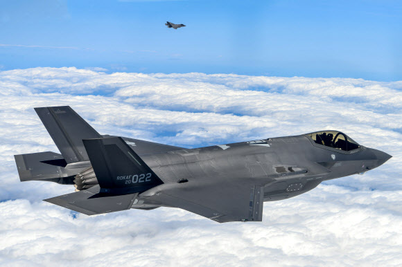 합참은 우리 공군 F-35A, KF-16, FA-50 편대가 NFL(비행금지선) 이남 중·동부 공역에서 공격편대군 비행훈련 및 타격 훈련을 실시했다고 27일 밝혔다. 사진은 우리 공군 F-35A 편대가 공격편대군 비행훈련 및 타격 훈련을 실시하는 모습. 2024.5.27. 합동참모본부 제공