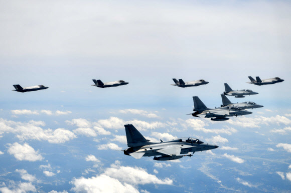합참은 우리 공군 F-35A, KF-16, FA-50 편대가 NFL(비행금지선) 이남 중·동부 공역에서 공격편대군 비행훈련 및 타격 훈련을 실시했다고 27일 밝혔다. 사진은 우리 공군 F-35AㆍFA-50 편대가 공격편대군 비행훈련 및 타격 훈련을 실시하는 모습. 2024.5.27. 합동참모본부 제공