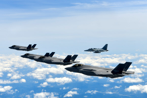합참은 우리 공군 F-35A, KF-16, FA-50 편대가 NFL(비행금지선) 이남 중·동부 공역에서 공격편대군 비행훈련 및 타격 훈련을 실시했다고 27일 밝혔다. 사진은 우리 공군 F-35AㆍFA-50 편대가 공격편대군 비행훈련 및 타격 훈련을 실시하는 모습. 2024.5.27. 합동참모본부 제공