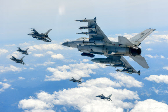 합참은 우리 공군 F-35A, KF-16, FA-50 편대가 NFL(비행금지선) 이남 중·동부 공역에서 공격편대군 비행훈련 및 타격 훈련을 실시했다고 27일 밝혔다. 사진은 우리 공군 KF-16ㆍFA-50 편대가 공격편대군 비행훈련 및 타격 훈련을 실시하는 모습. 2024.5.27. 합동참모본부 제공