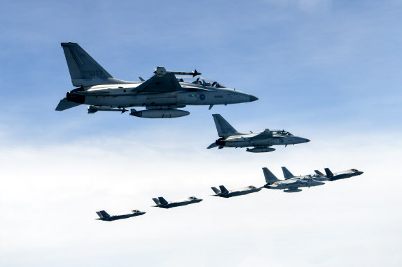 합참은 우리 공군 F-35A, KF-16, FA-50 편대가 NFL(비행금지선) 이남 중·동부 공역에서 공격편대군 비행훈련 및 타격 훈련을 실시했다고 27일 밝혔다. 사진은 우리 공군 F-35AㆍFA-50 편대가 공격편대군 비행훈련 및 타격 훈련을 실시하는 모습. 2024.5.27. 합동참모본부 제공