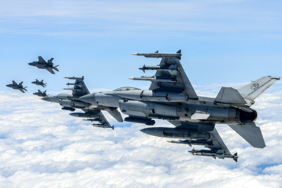 합참은 우리 공군 F-35A, KF-16, FA-50 편대가 NFL(비행금지선) 이남 중·동부 공역에서 공격편대군 비행훈련 및 타격 훈련을 실시했다고 27일 밝혔다. 사진은 우리 공군 F-35AㆍKF-16 편대가 공격편대군 비행훈련 및 타격 훈련을 실시하는 모습. 2024.5.27. 합동참모본부 제공
