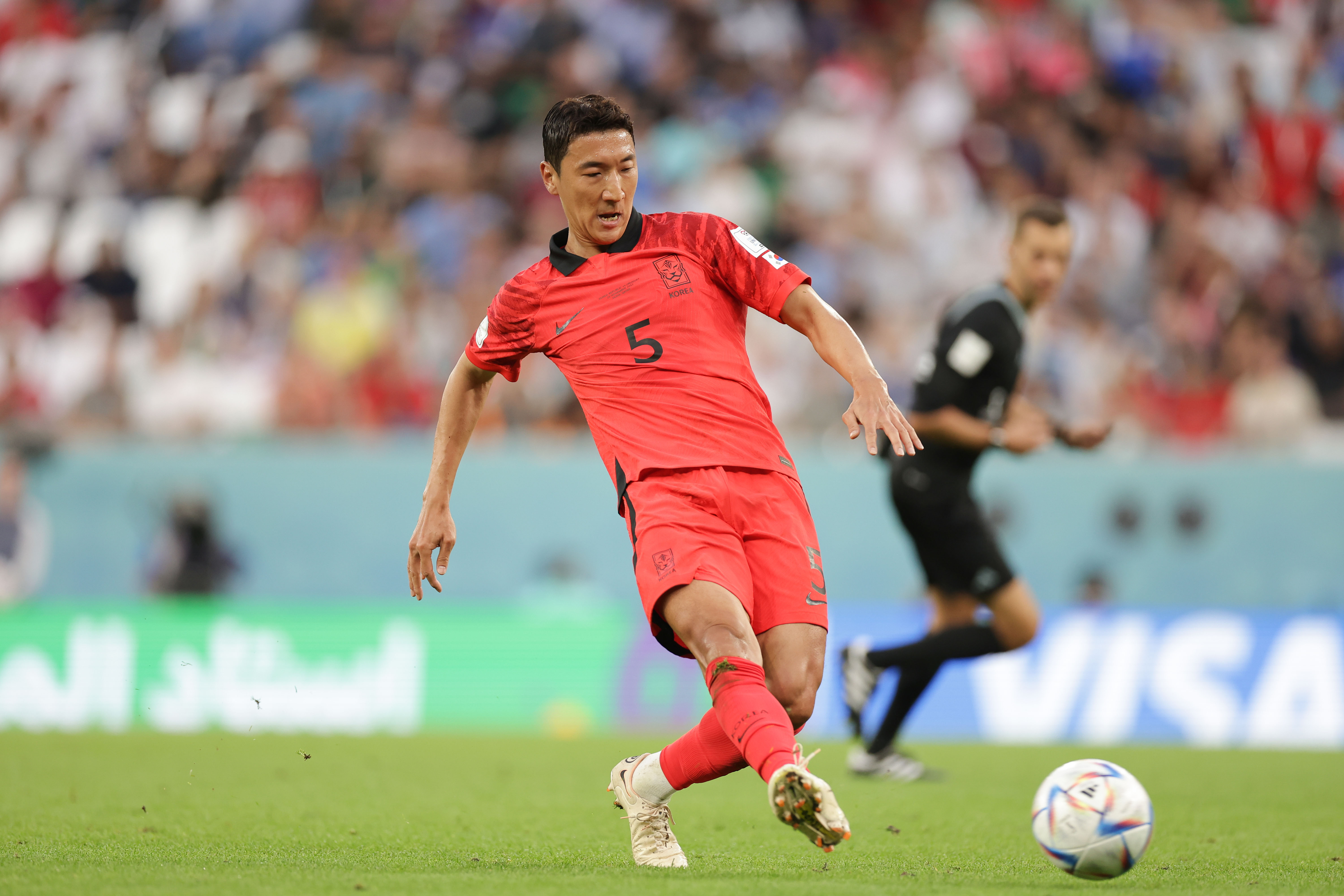 한국 남자축구 국가대표 정우영이 2022년 11월 24일 카타르 알라얀의 에듀케이션시티스타디움에서 열린 2022 카타르월드컵 H조 조별예선 1차전 우루과이와의 경기에서 패스하고 있다. 대한축구협회 제공