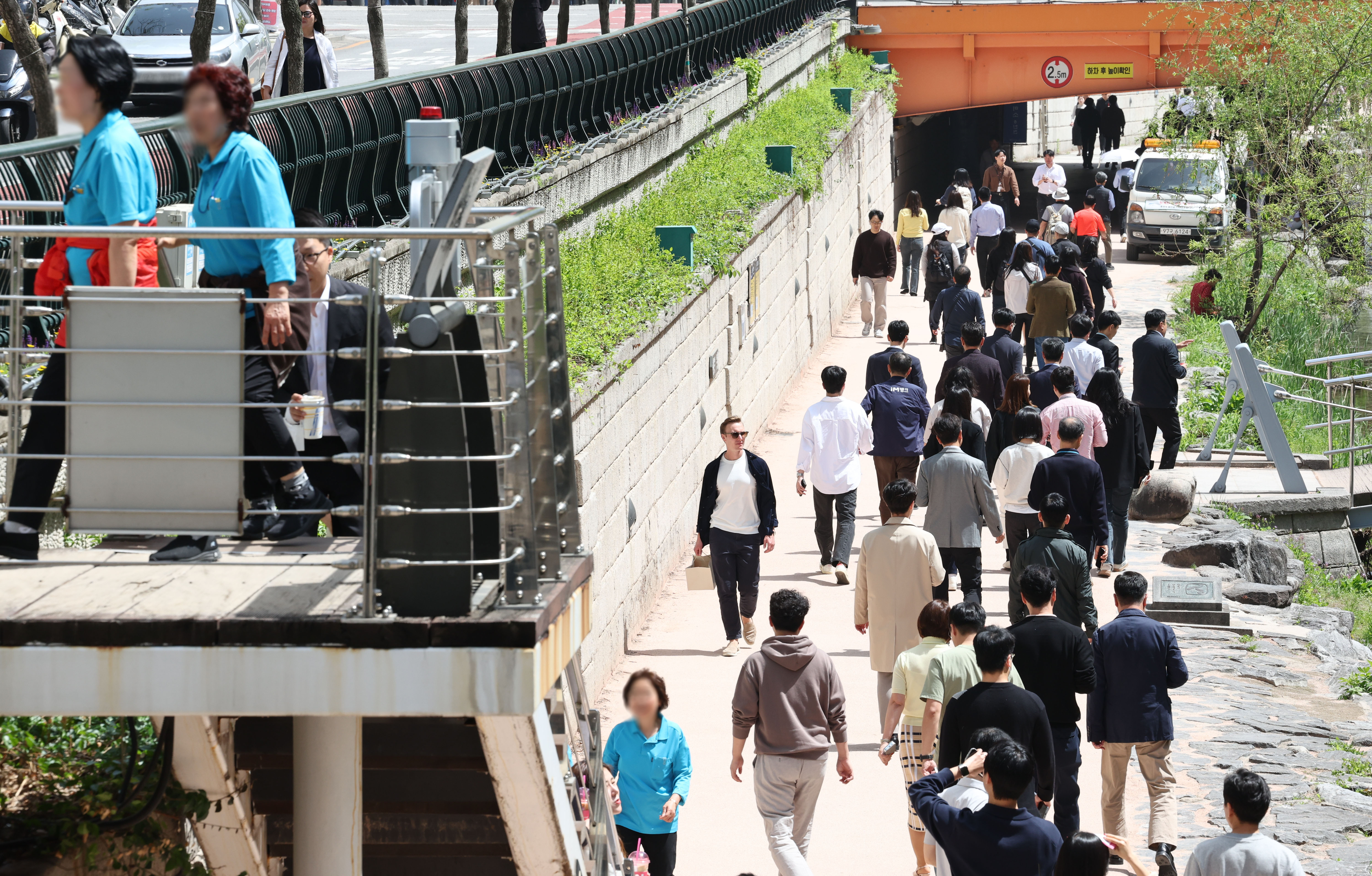 지난달 서울 청계천에서 직장인들이 산책을 하고 있다. 2024.4.18 연합뉴스